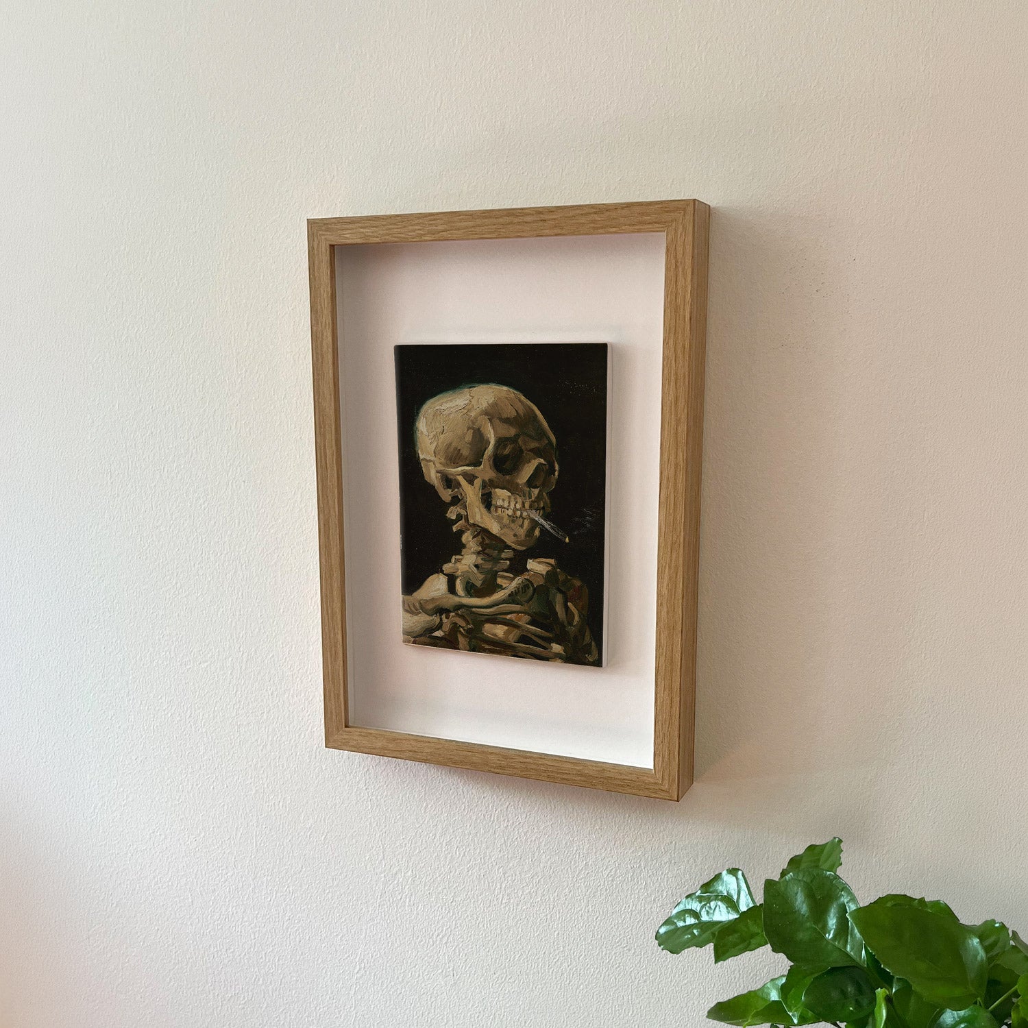 Calavera con cigarrillo encendido